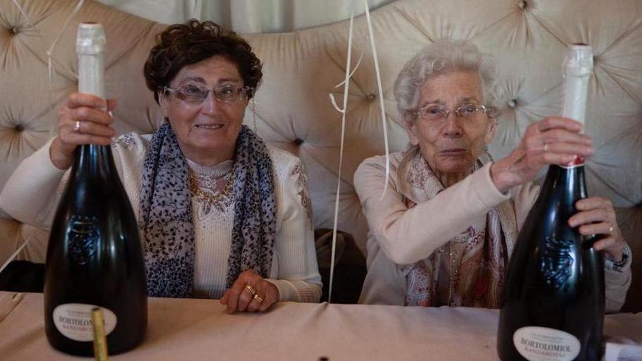La festa a sorpresa per i 90 e gli 80 anni delle sorelle Niccolai