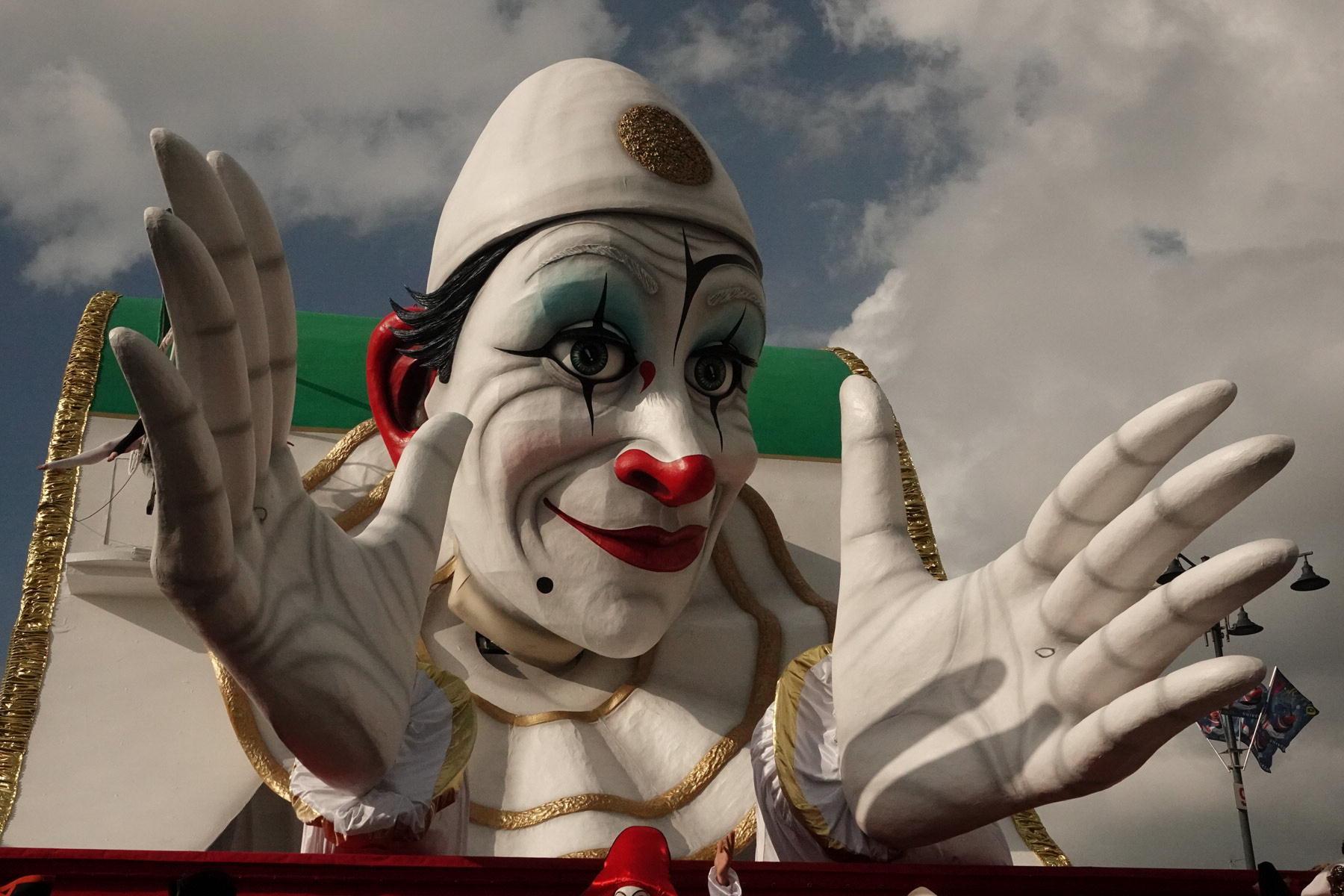 Imprenditori, registi, docenti. Ecco i 40 giurati che hanno dato i voti a carri e maschere del Carnevale 2021 
