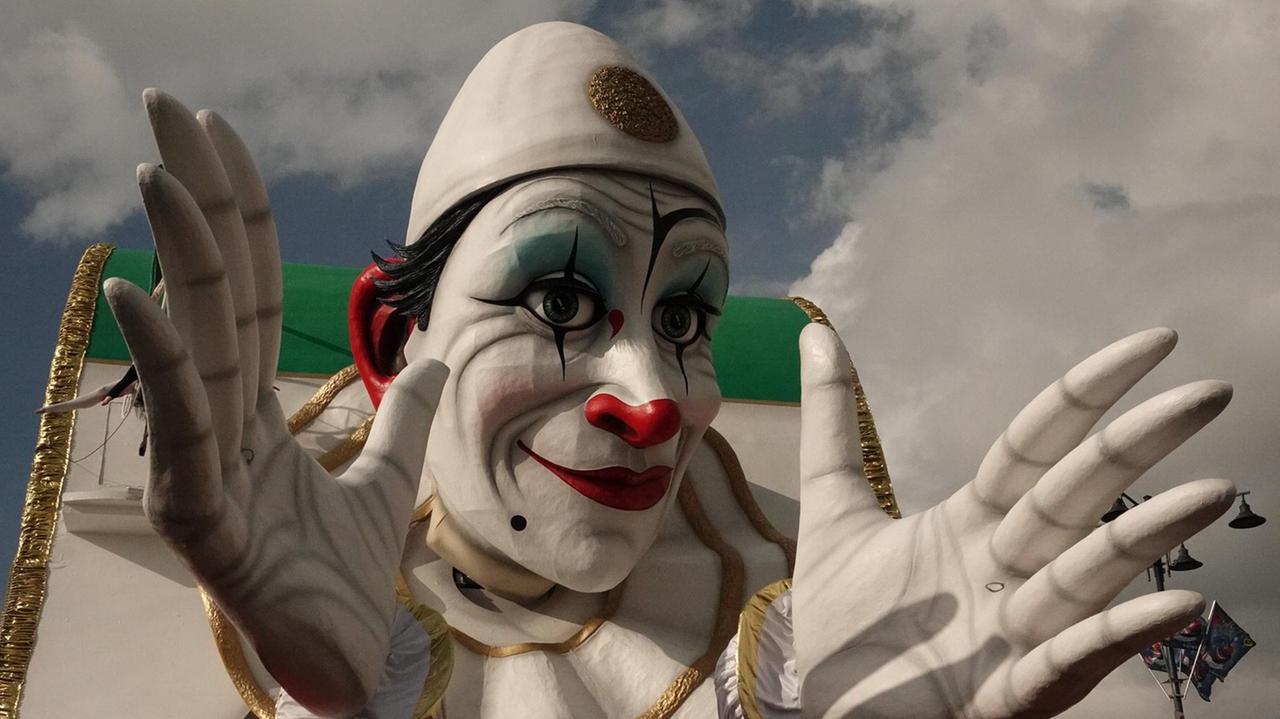 Imprenditori, registi, docenti. Ecco i 40 giurati che hanno dato i voti a carri e maschere del Carnevale 2021