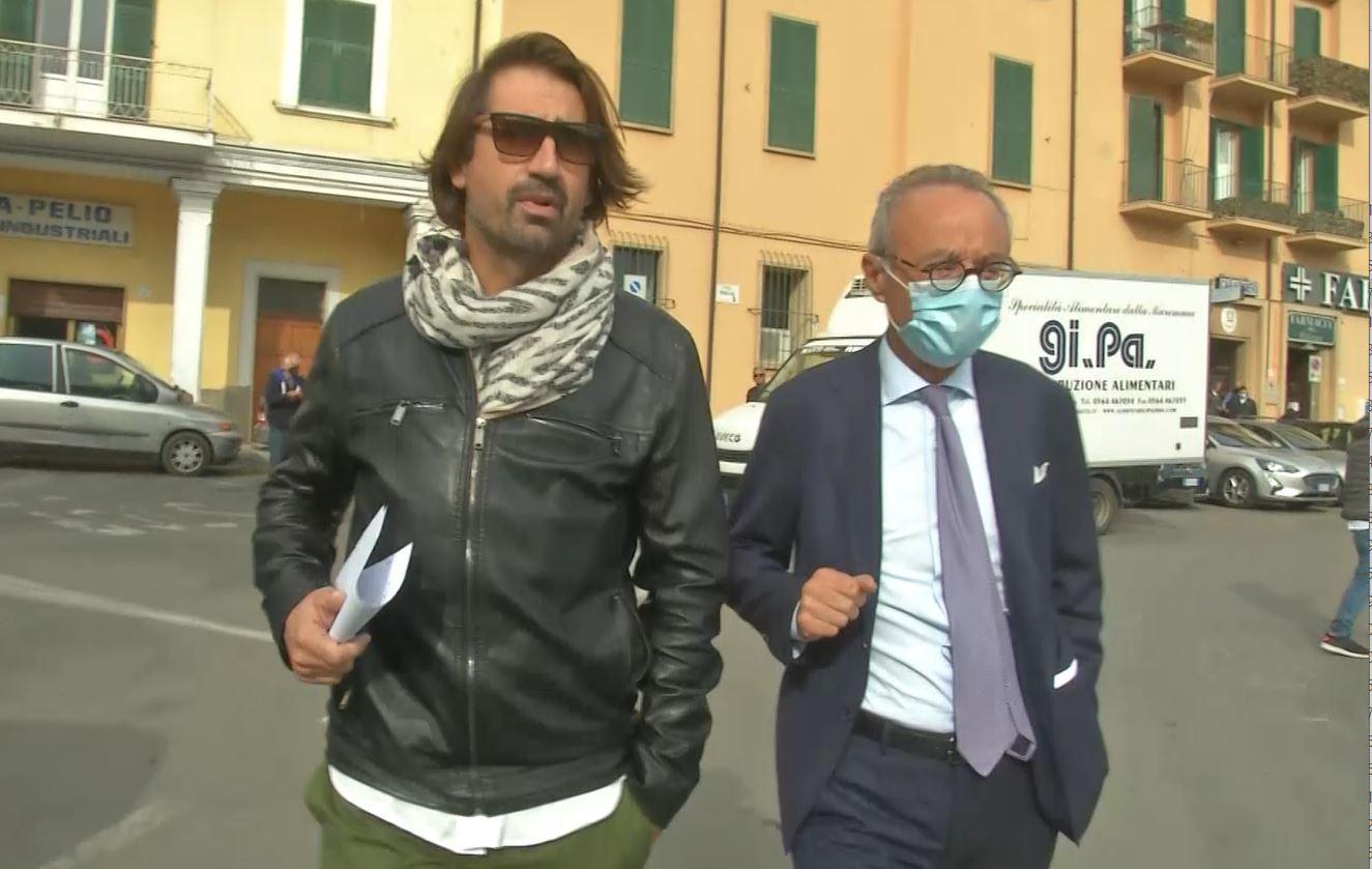 Davide Pecorelli, a sinistra, insieme all'avvocato Giancarlo Viti di Perugia