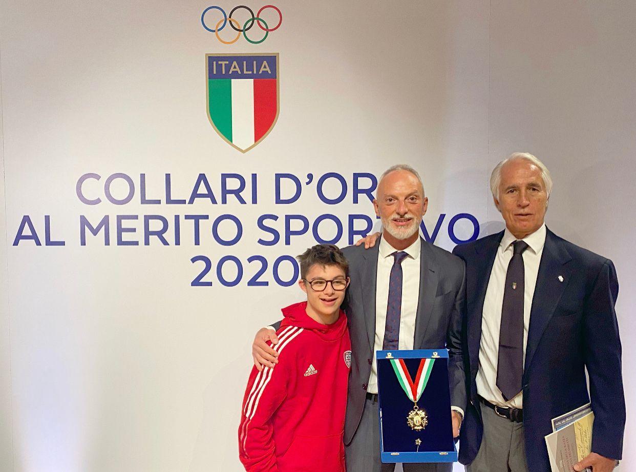 Matteo Resemini, Casteddu4special, con il direttore generale del Cagliari Mario Passetti e Giovanni Malagò, presidente del Coni