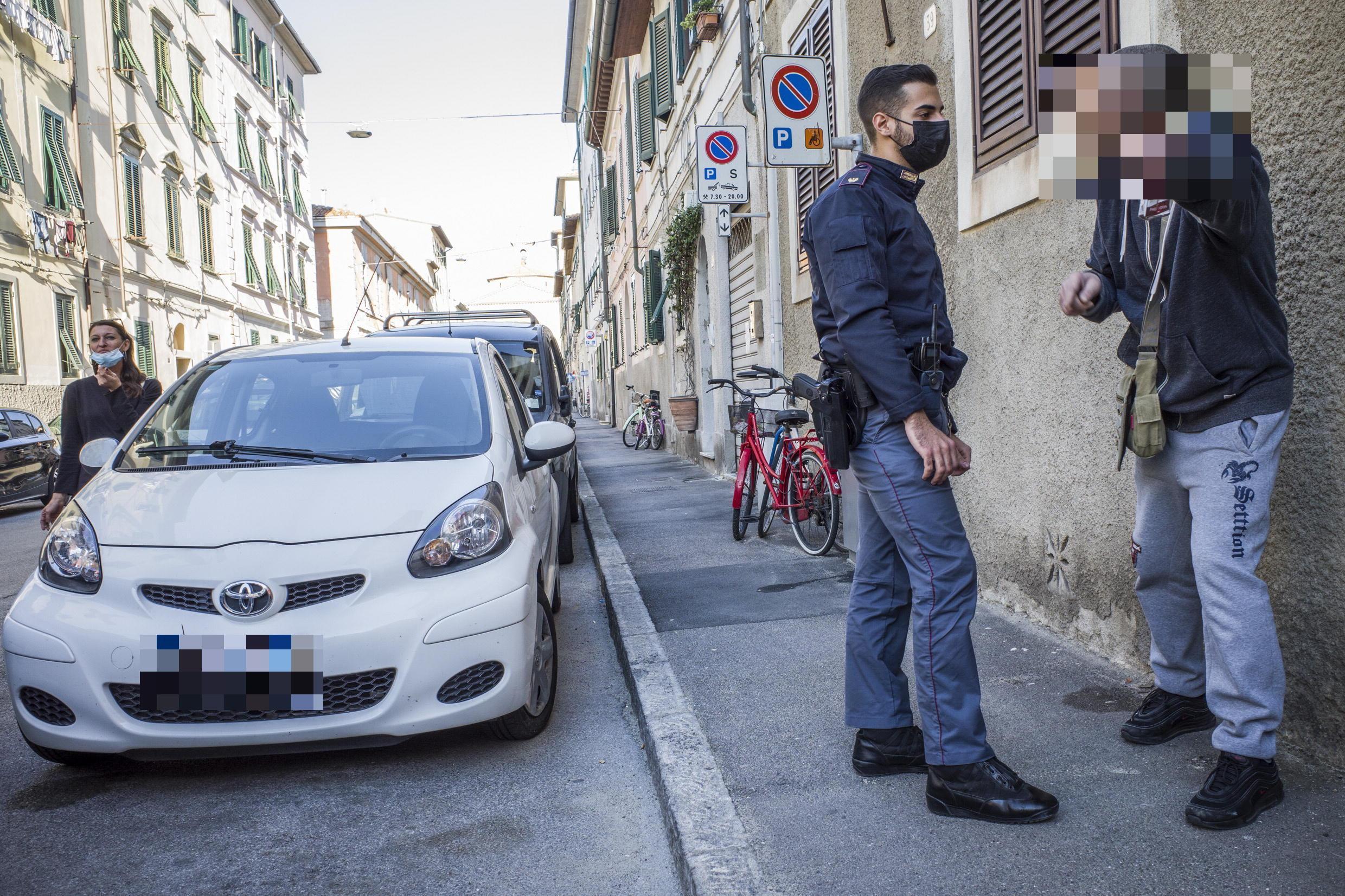 Un poliziotto sul posto dopo la rissa (foto Daniele Stefanini/Silvi)