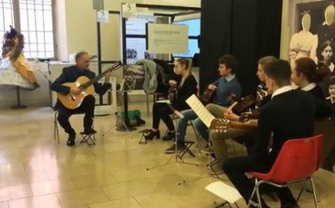 Una lezione di musica a scuola