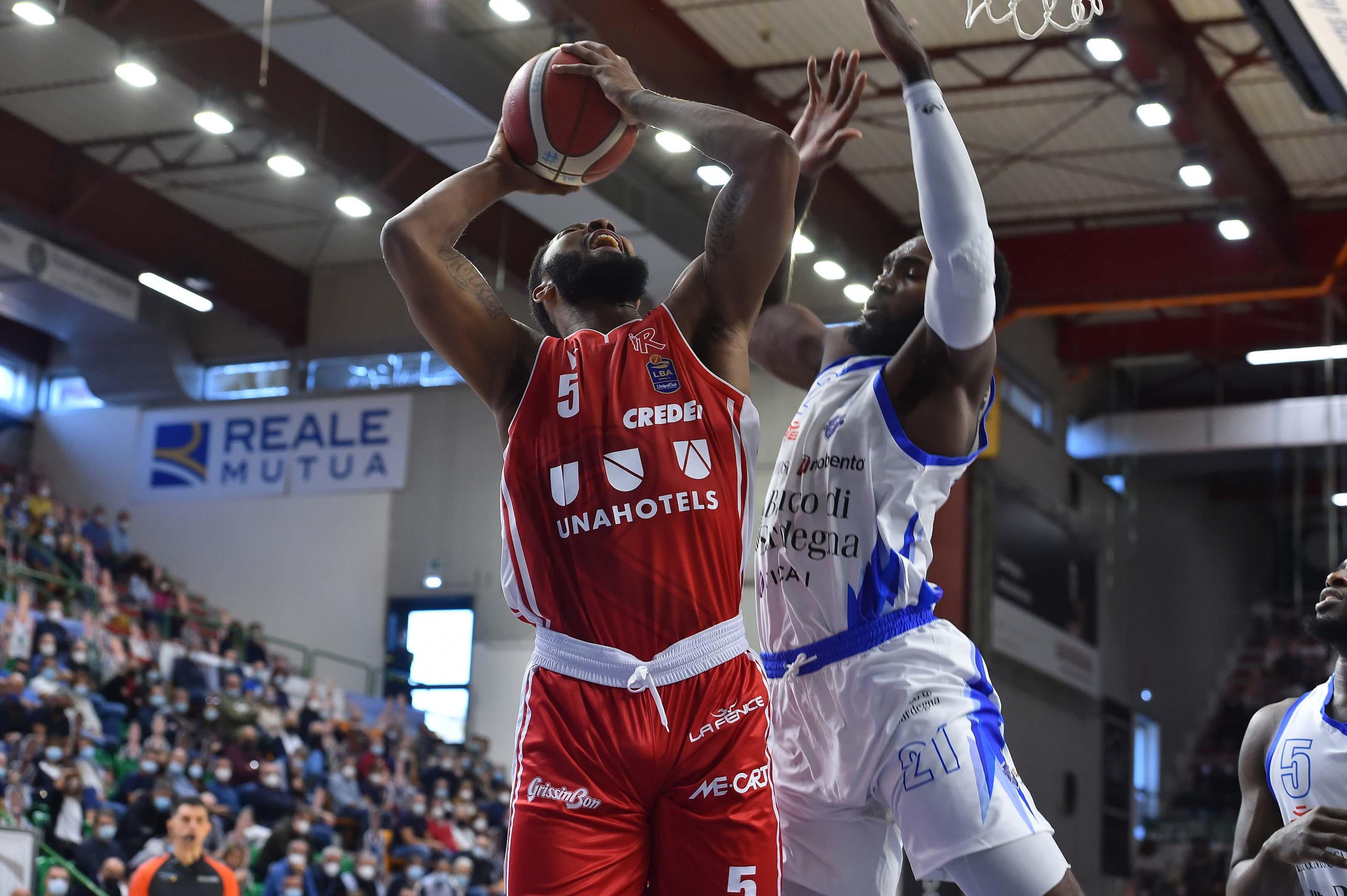Hopkins a canestro nel match perso contro Sassari