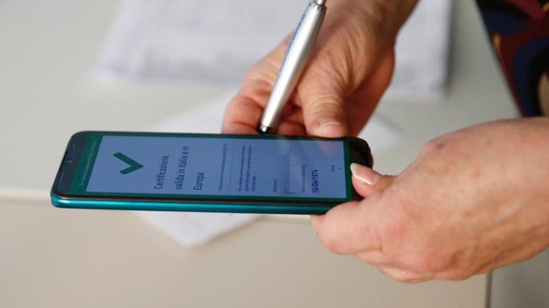 Confindustria favorevole al Green pass «Norme doverose, ma ci saranno disagi»
