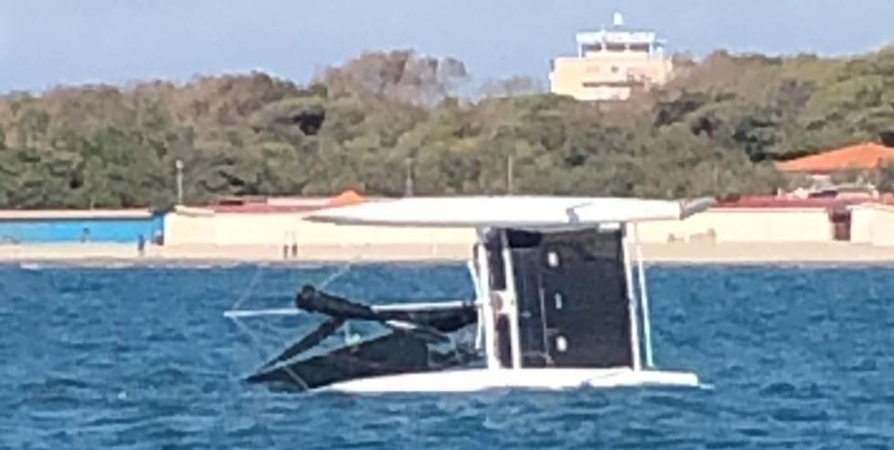Sul catamarano che si ribalta Ferito e salvato 