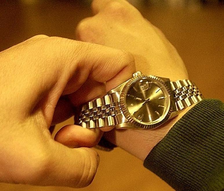 Tenta di scippare l’orologio a un invalido 