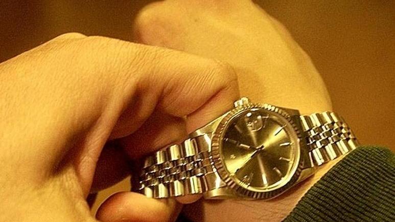 Tenta di scippare l’orologio a un invalido