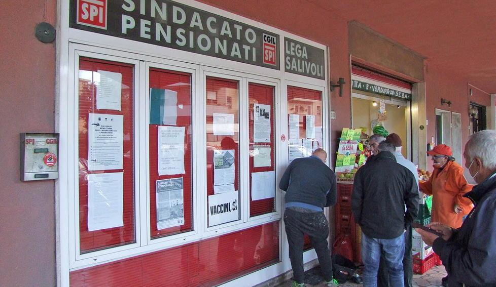 La città reagisce all’attacco allo Spi Cgil Ferrari: «Un atto vile e inaccettabile» 
