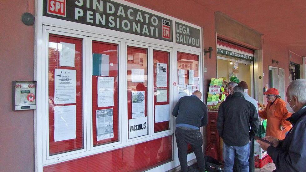 La città reagisce all’attacco allo Spi Cgil Ferrari: «Un atto vile e inaccettabile»