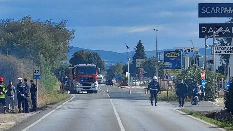 Evacuato un negozio sfiorato dal fuoco Zona industriale nella morsa delle fiamme