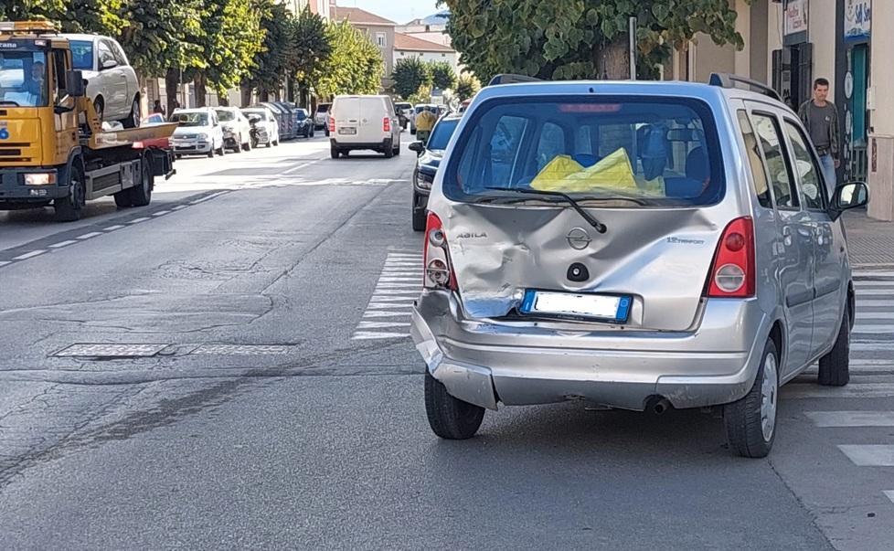 Col furgone tampona un’auto Una donna portata in ospedale