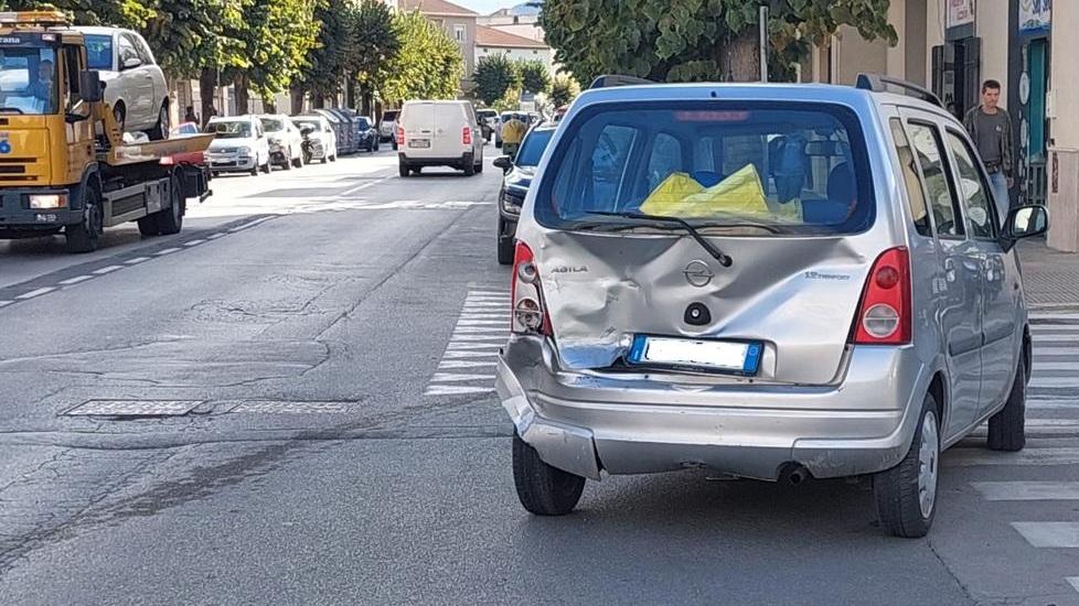 Col furgone tampona un’auto Una donna portata in ospedale
