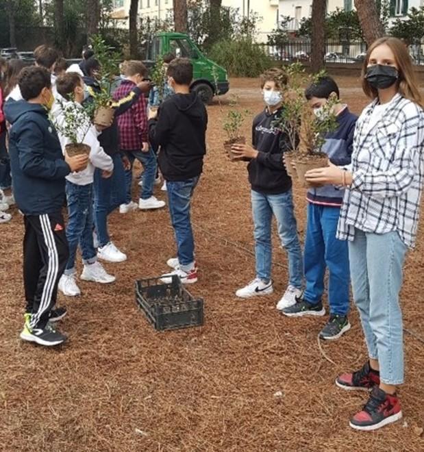 Studenti agricoltori piantano 25 alberi nel cuore della città 
