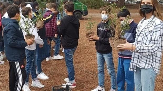 Studenti agricoltori piantano 25 alberi nel cuore della città