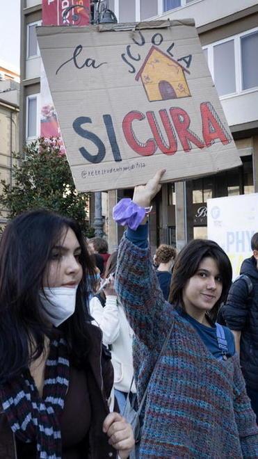 Il torrente della protesta studentesca «Rivogliamo aule e laboratori» 