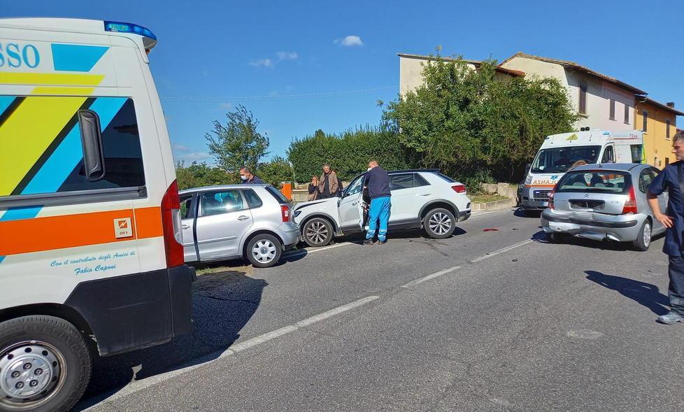 Incidente con cinque feriti all’incrocio