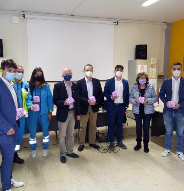 Assorbenti in regalo alle studentesse 