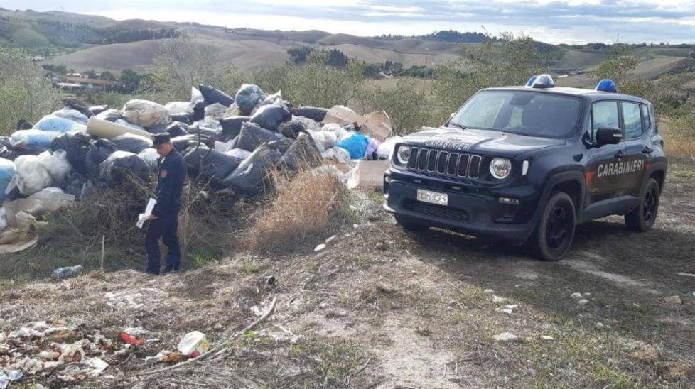 Le colline come discarica dalla plastica ai resti di auto 