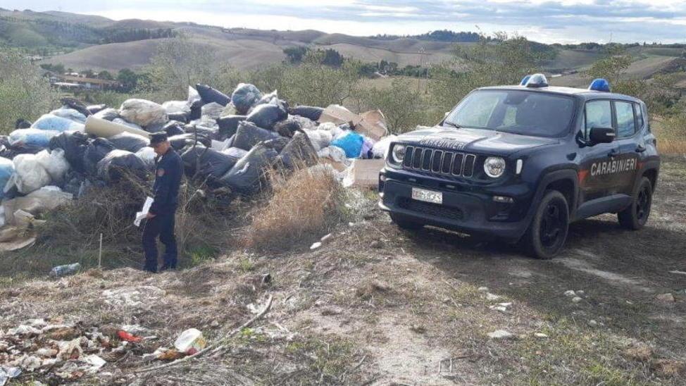 Le colline come discarica dalla plastica ai resti di auto