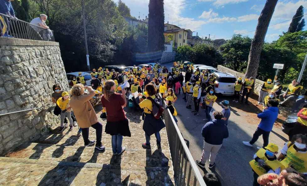 I ragazzi puliscono l’oliveta riempita di rifiuti dai coetanei