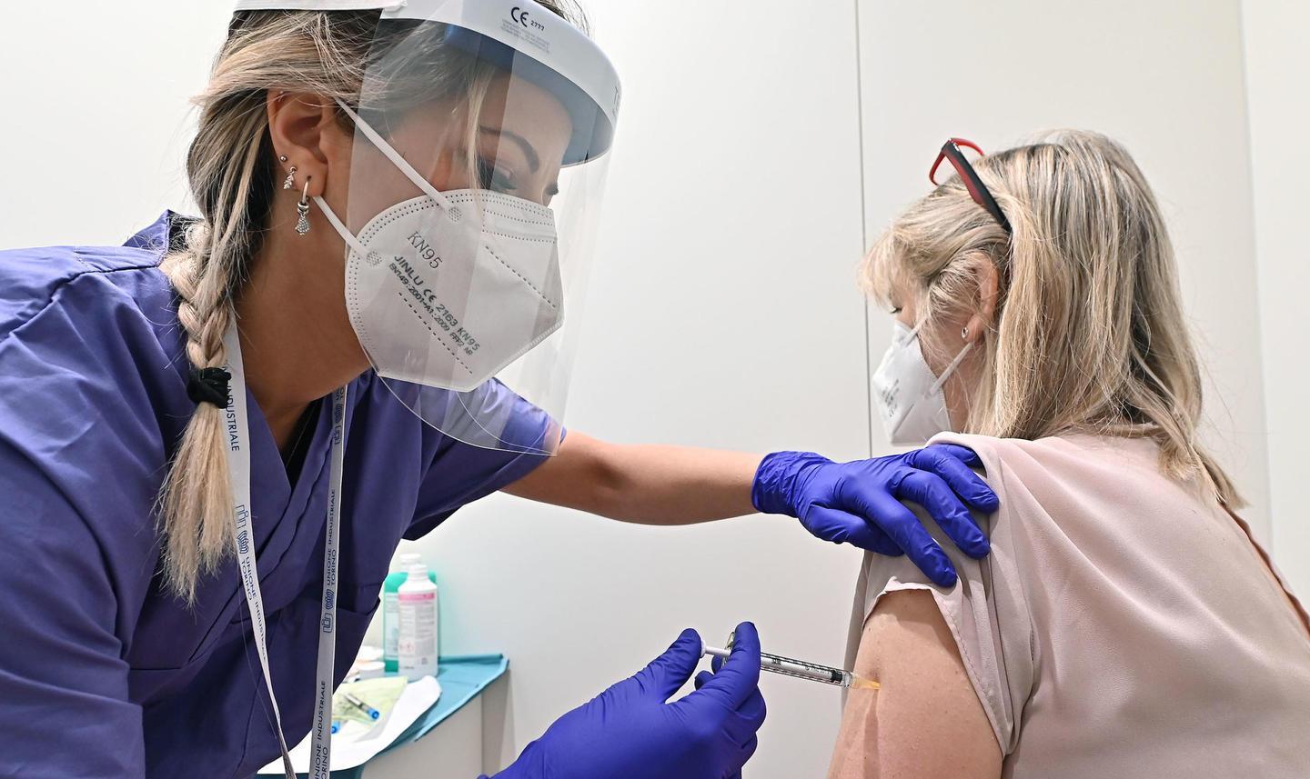 Vaccini, caccia agli indecisi: nell’isola sono solo 33 mila 