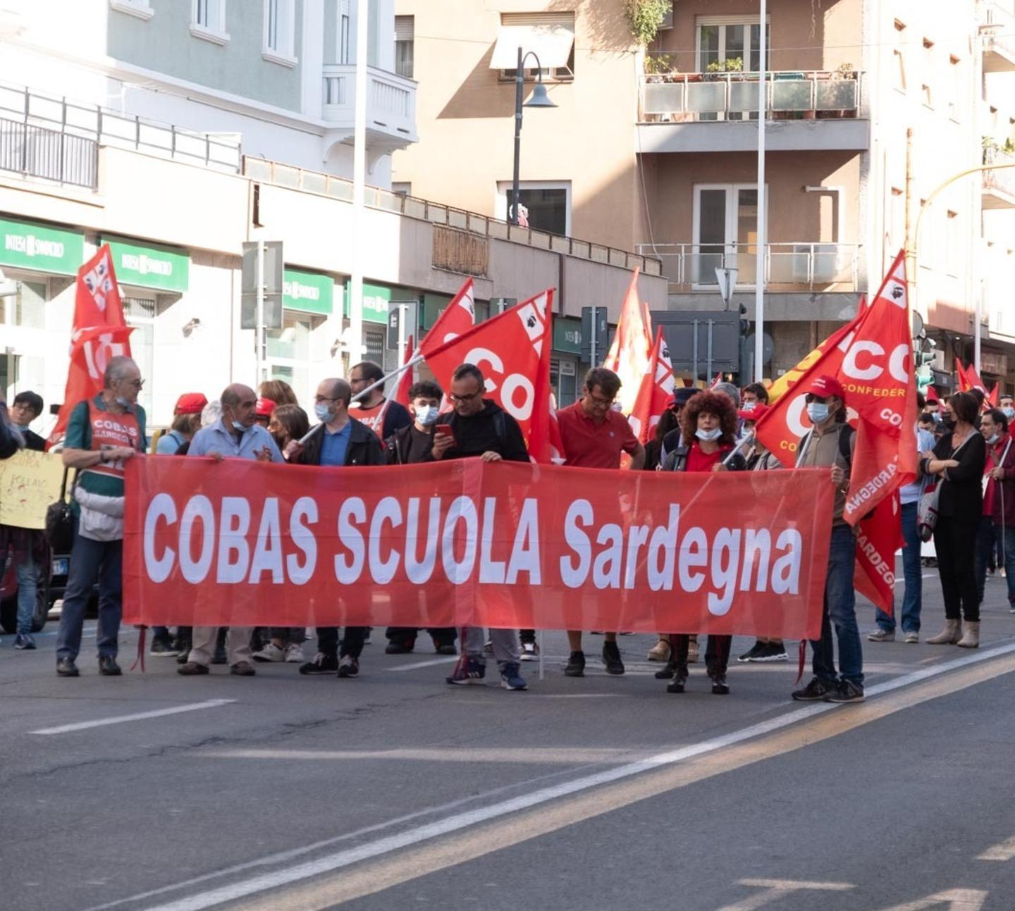 Contro il governo 200 in piazza Alitalia, cancellati 127 voli in 24 ore