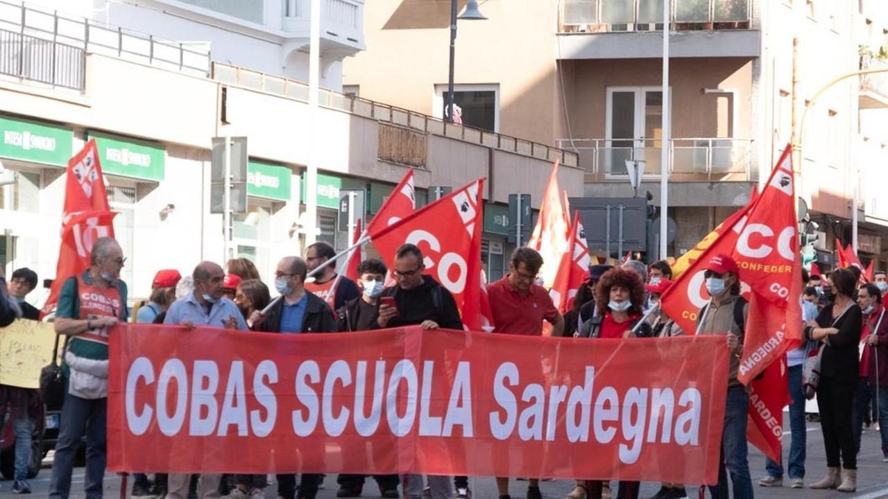 Contro il governo 200 in piazza Alitalia, cancellati 127 voli in 24 ore