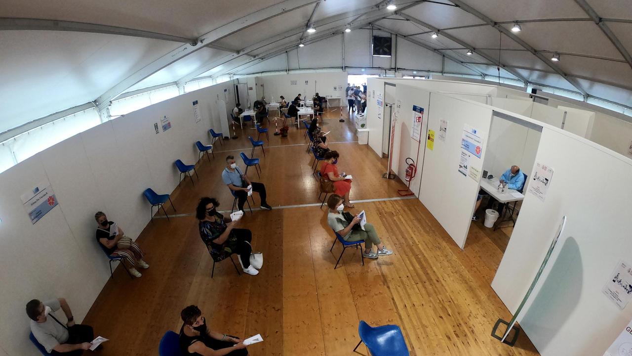 Vaccini in Toscana, terza dose: via alle prenotazioni per super fragili e over 60. Chi può farla e come registrarsi