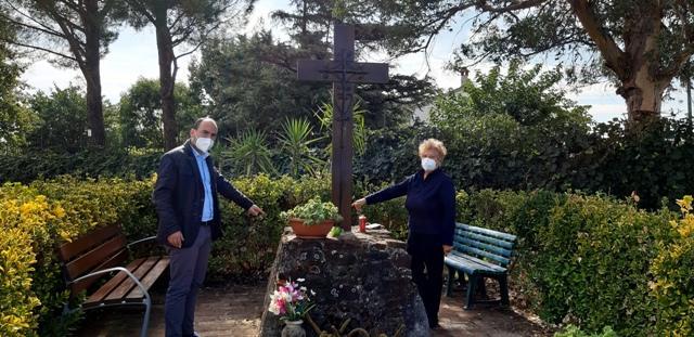 Il sindaco Simone Calamai e Cinzia Orlandi accanto al crocicchio di Popolesco