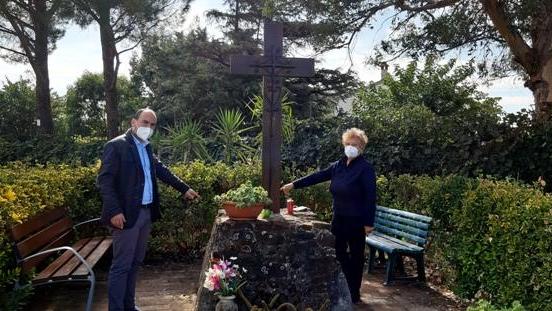 Il sindaco Simone Calamai e Cinzia Orlandi accanto al crocicchio di Popolesco