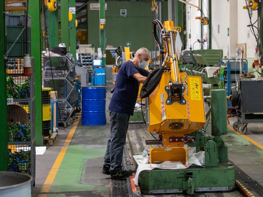 Assunzioni in fabbrica e nei cantieri: nove posti tra tecnici e operai da Porcari a Massa 