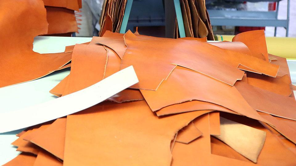 Prototipisti, modellisti e impiegati: in Toscana la pelletteria è ripartita e assume 