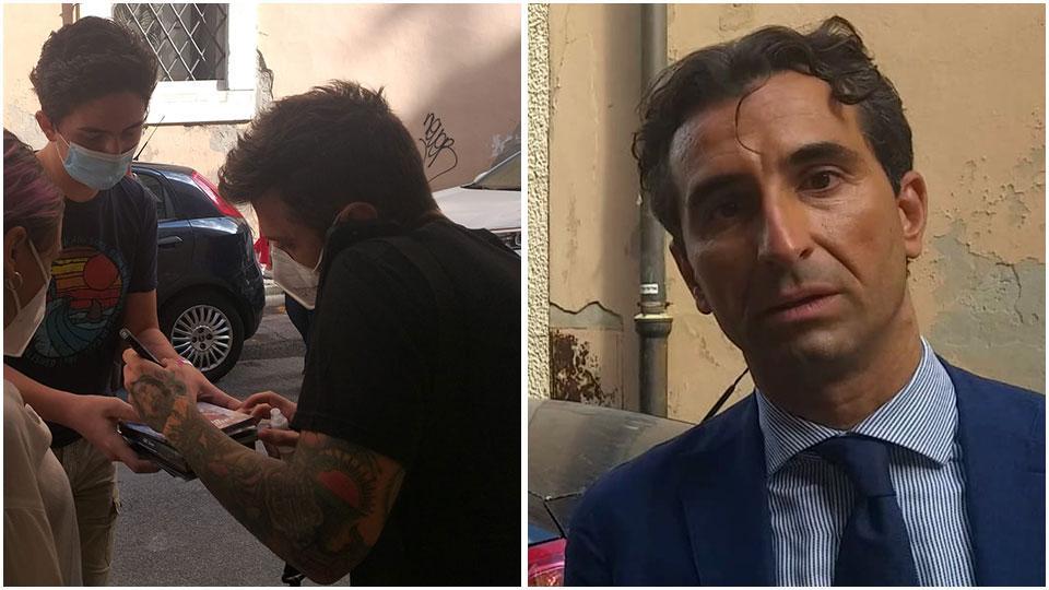 Fedez all’uscita del tribunale firma gli autografi ai fan e l’avvocato Gabriele Minniti