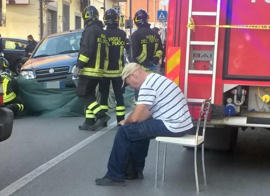 Il marito della turista a due passi dal corpo senza vita della moglie