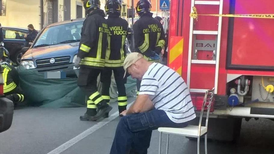 Il marito della turista a due passi dal corpo senza vita della moglie