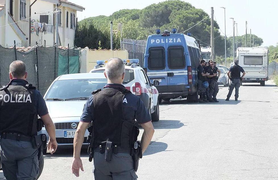 Un controllo della polizia in un campo rom