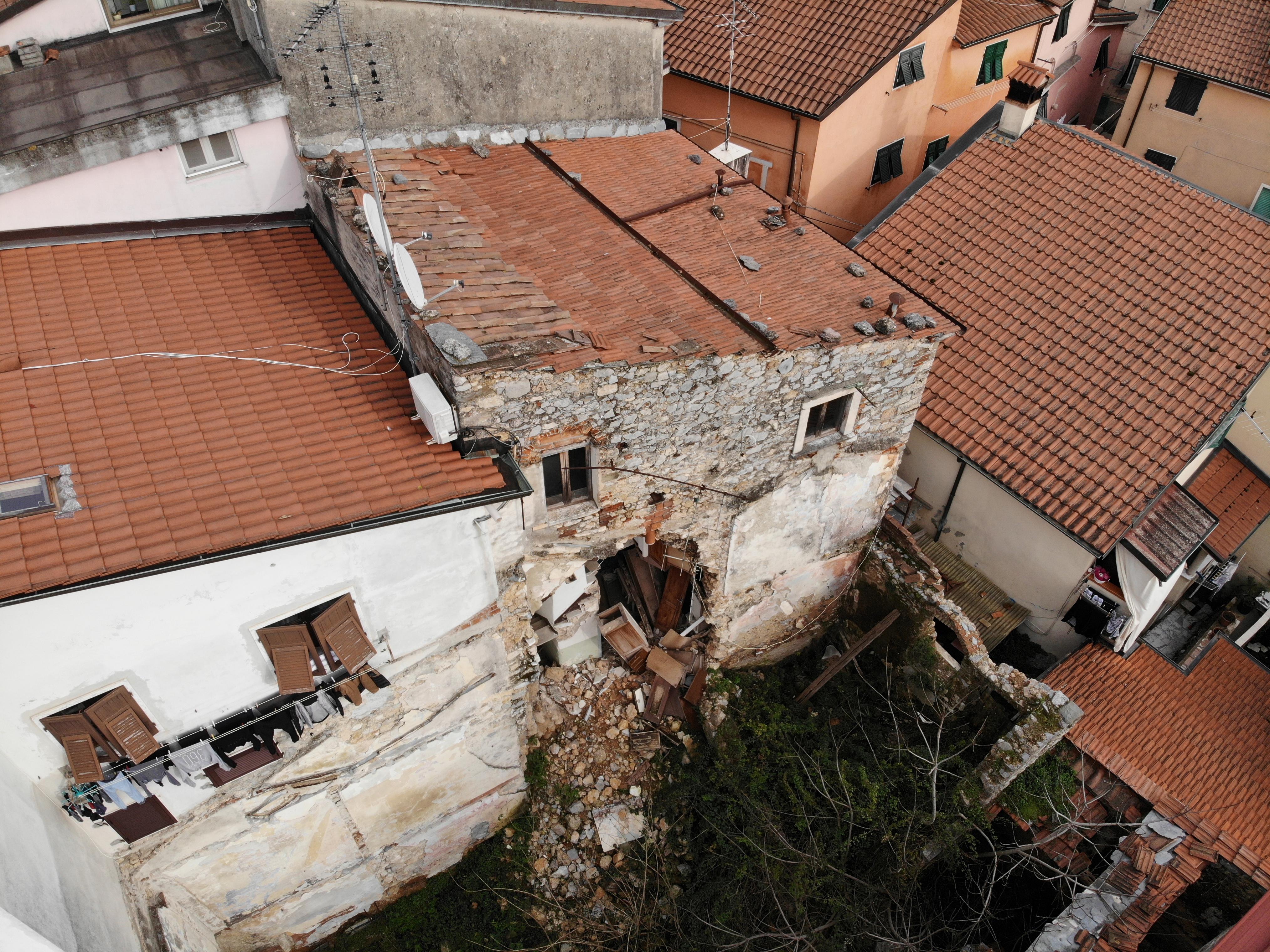 La casa in rovina di Codena vista dal drone