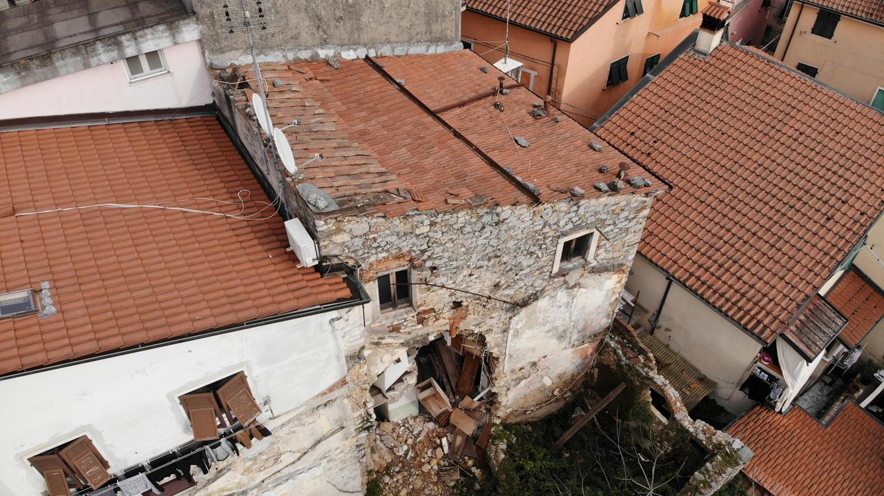 La casa in rovina di Codena vista dal drone