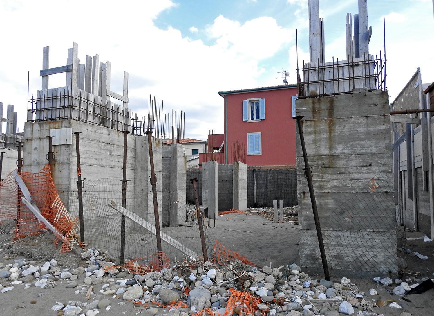 La situazione dopo il blocco dei lavori di trasformazione in abitazioni dell'ex ristorante il Faro