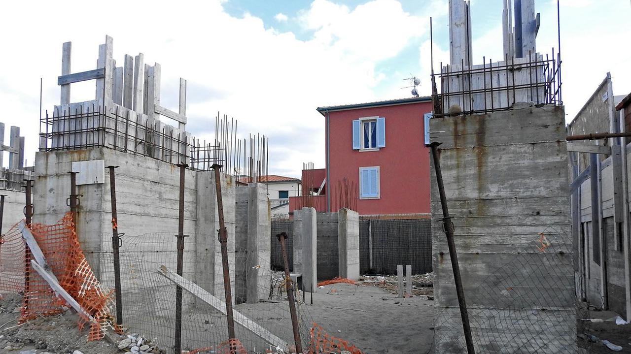 La situazione dopo il blocco dei lavori di trasformazione in abitazioni dell'ex ristorante il Faro