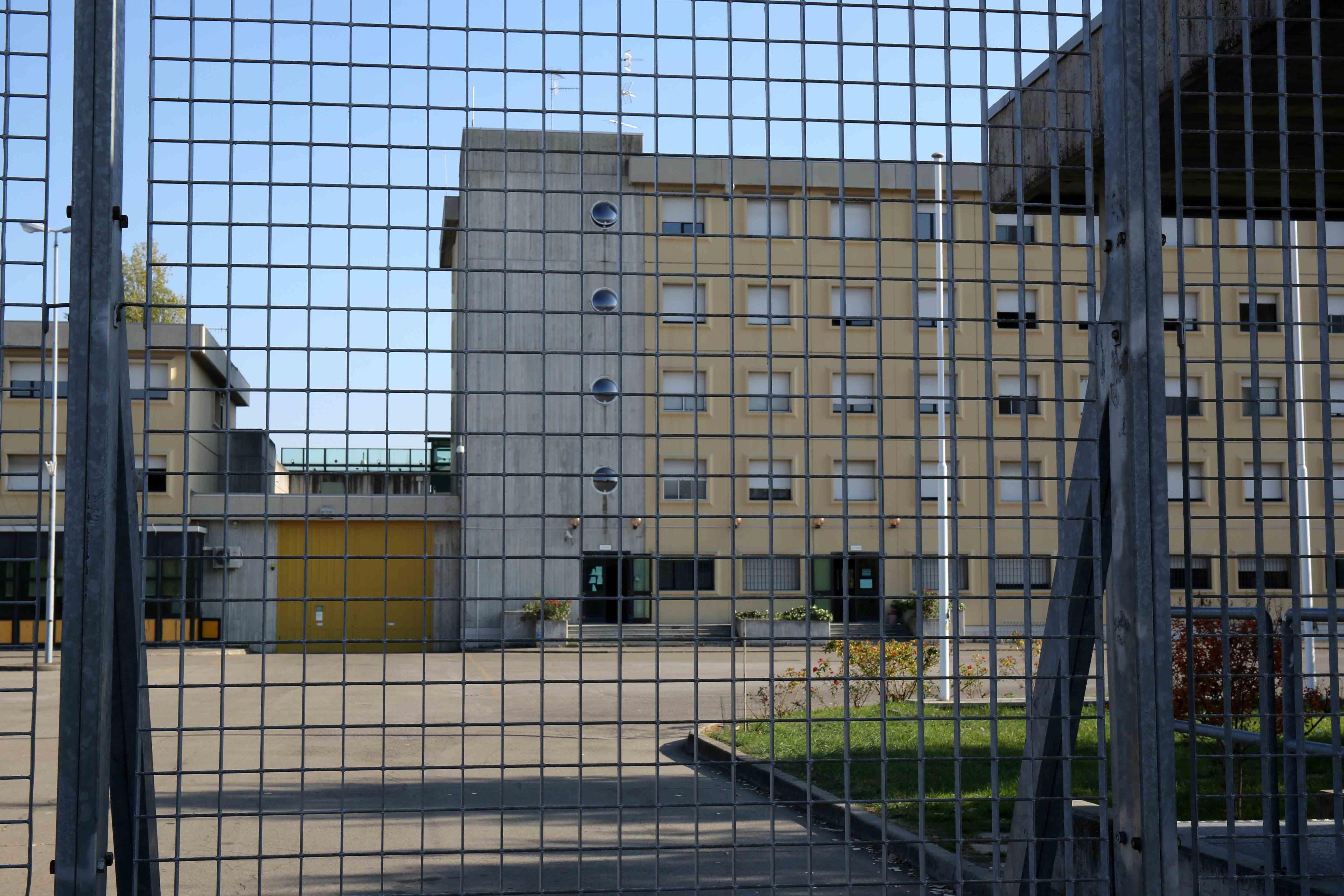 Reggio Emilia: ai domiciliari per droga, minaccia la donna che lo ospita e torna in carcere 