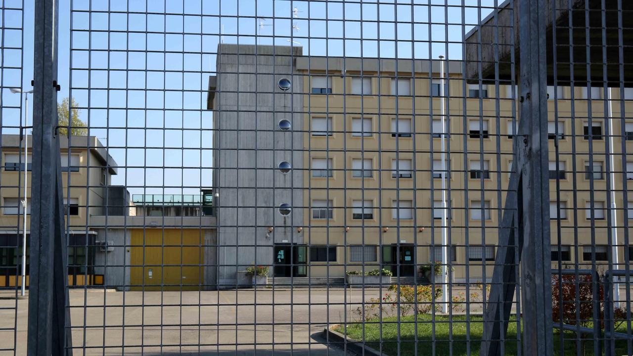 Reggio Emilia: ai domiciliari per droga, minaccia la donna che lo ospita e torna in carcere
