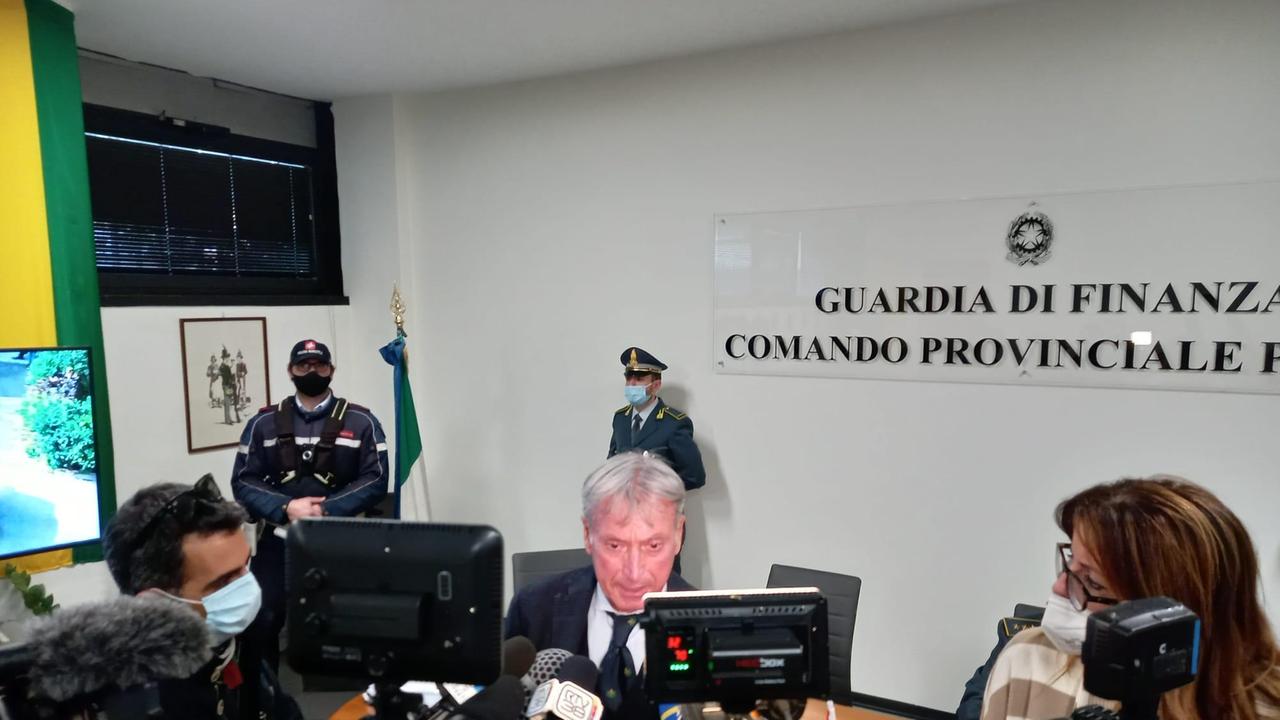 Il procuratore Giuseppe Nicolosi durante la conferenza stampa