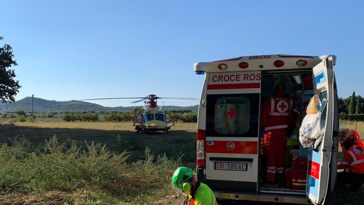 Cade da un'impalcatura, grave operaio di 36 anni