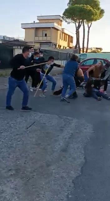 Un momento del pestaggio di lunedì pomeriggio in via Galvani