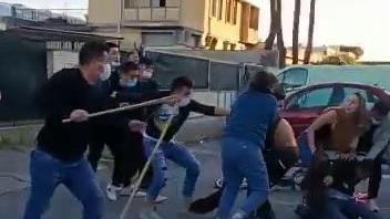 Un momento del pestaggio di lunedì pomeriggio in via Galvani