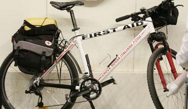 Il soccorso lungo la costa la Croce Rossa lo fa in bici 