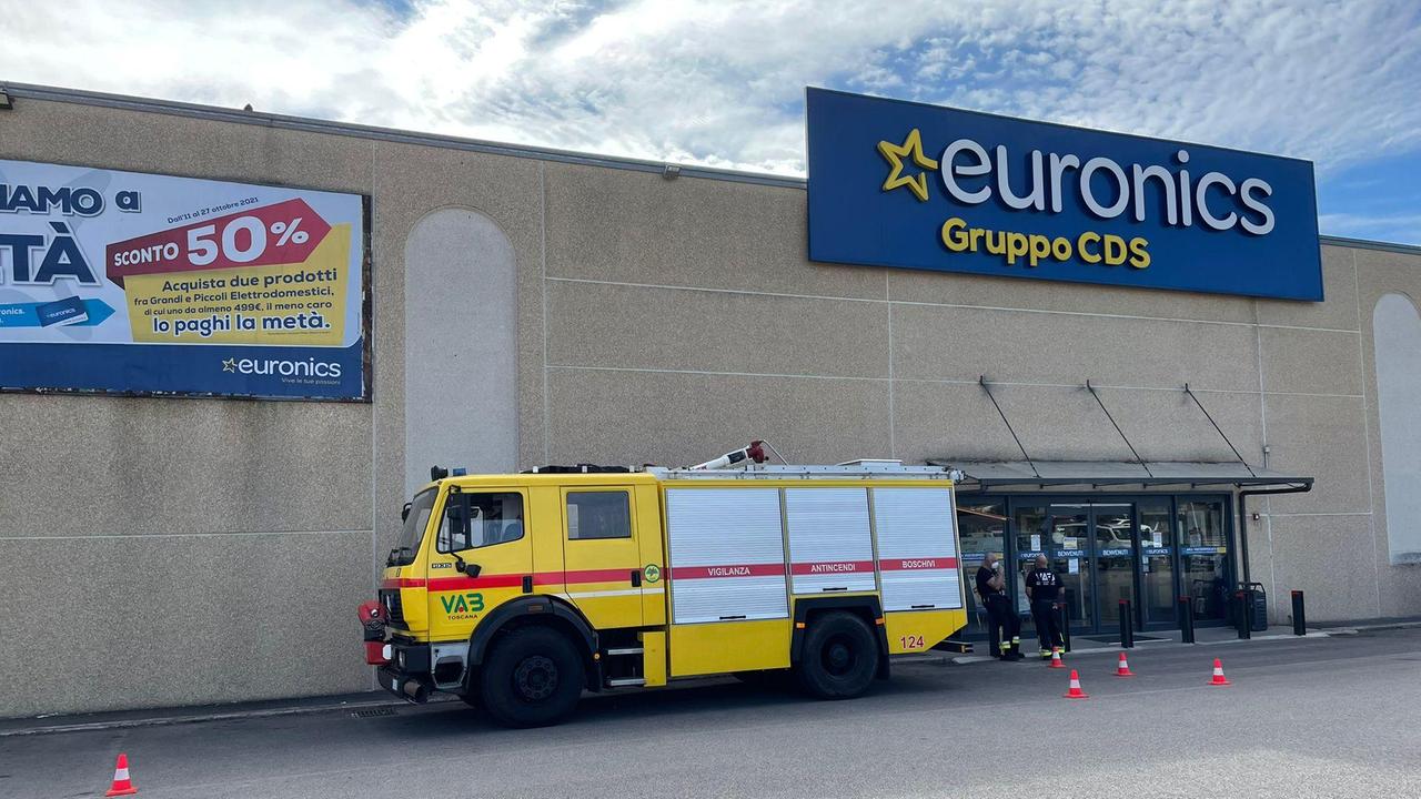 Il negozio Euronics nella zona industriale di Follonica: nella mattina di lunedì 11 ottobre è stato fatto evacuare durante l'incendio che ha colpito il cortile retrostante l'attività; un mezzo dei volontari antincendio presidia l'immobile per precauzione (FotoGiorgio)