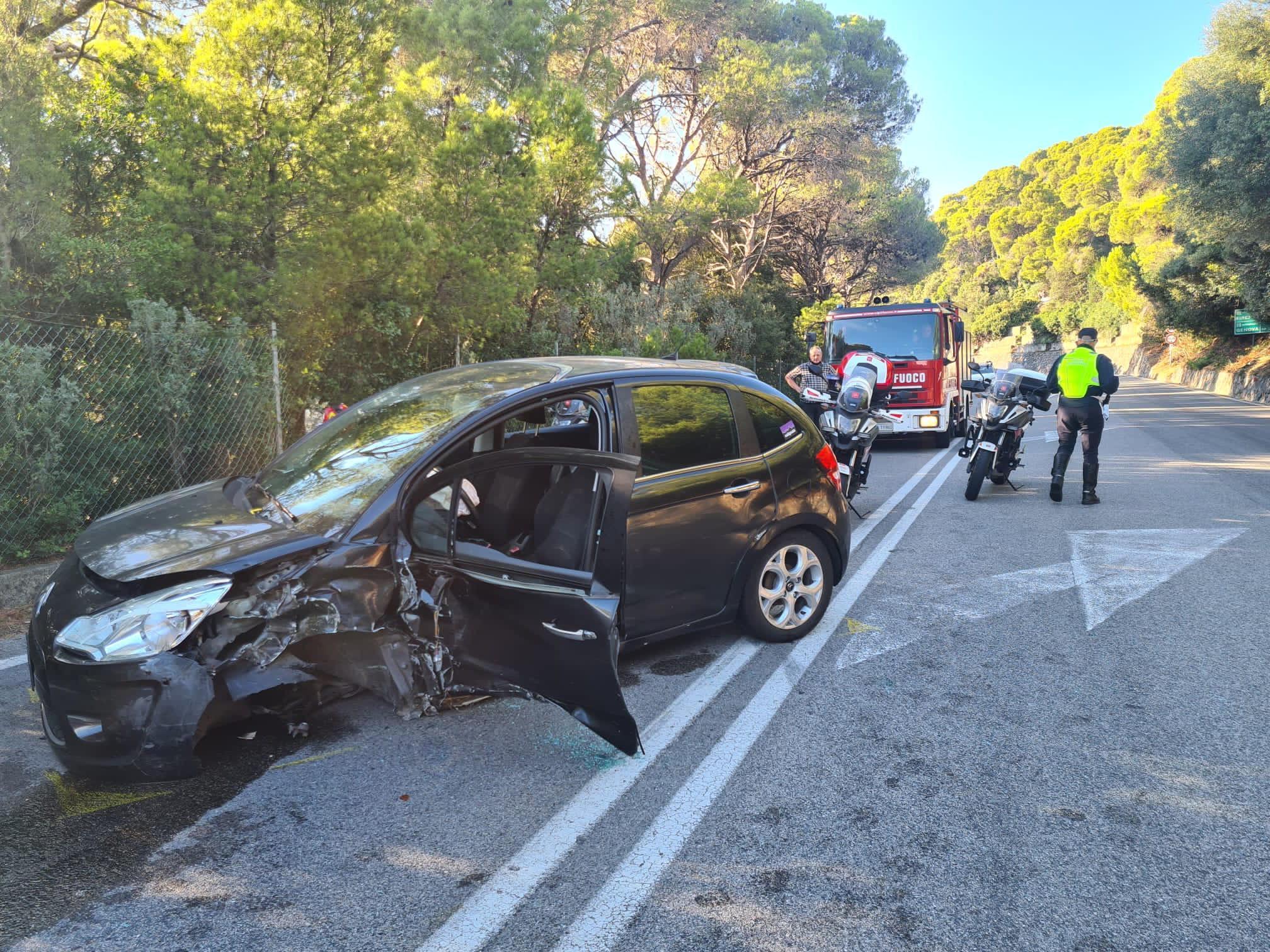 L'auto danneggiata dopo lo scontro (foto Daniele Stefanini/Silvi)
